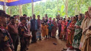 টেকনাফ-উখিয়ার সীমান্তবর্তী পূজামণ্ডপ পরিদর্শন করলেন রামু সেক্টর কমান্ডার