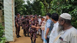 টেকনাফ-উখিয়ার সীমান্তবর্তী পূজামণ্ডপ পরিদর্শন করলেন রামু সেক্টর কমান্ডার