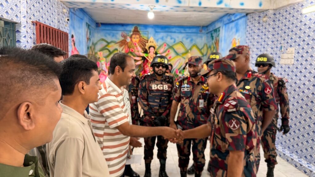 দুর্গাপূজার নিরাপত্তায় টেকনাফে বিজিবির তৎপরতা, পূজামণ্ডপ পরিদর্শন সেক্টর কমান্ডারের
