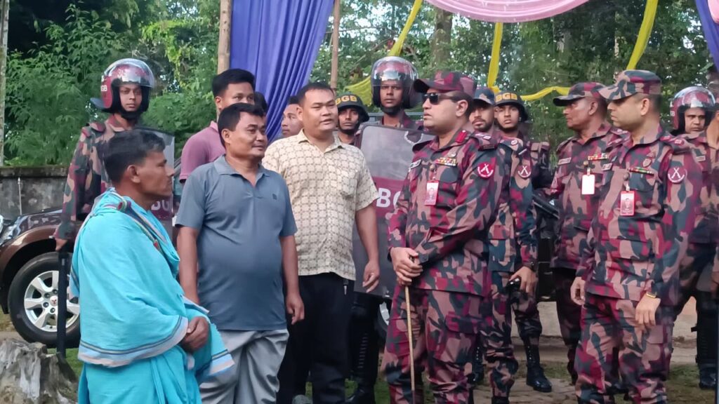 দীঘিনালার ৯ পূজামণ্ডপে নিরাপত্তায় ৩ প্লাটুন বিজিবি, পরিদর্শনে ব্যাটালিয়ন অধিনায়ক