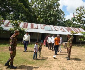 মহালছড়িতে বর্ণমালা আইডিয়াল স্কুল পরিদর্শন, শিক্ষার্থীদের শিক্ষা ও ক্রীড়া উপকরণ দিল সেনাবাহিনী