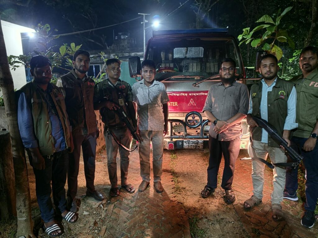 গভীর রাতে পাহাড় কেটে মাটি পাচার, উখিয়ায় বন বিভাগের অভিযানে ডাম্পার জব্দ