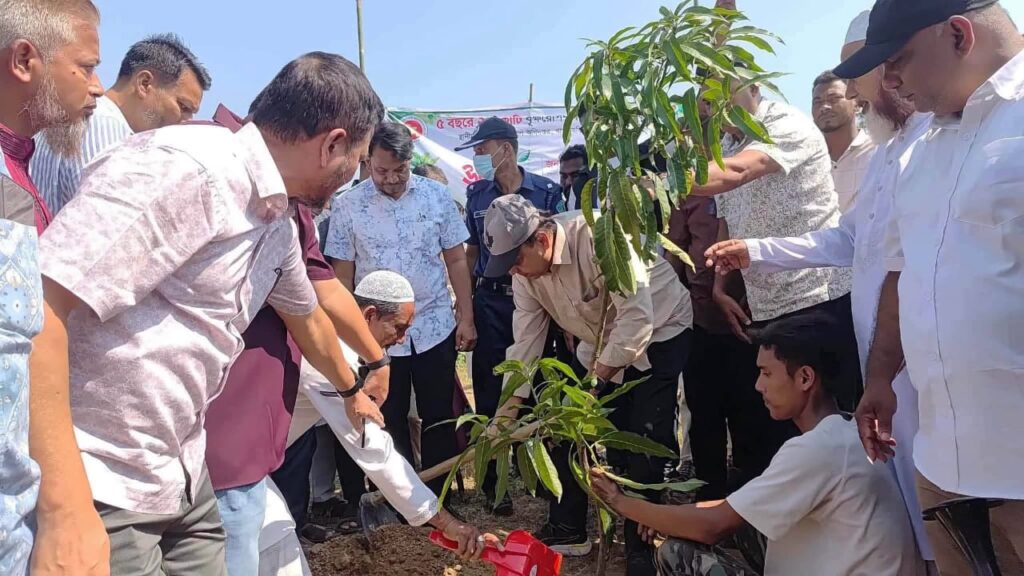 রামগড়ে বৃক্ষরোপণ কর্মসূচির উদ্বোধন করলেন ওয়াদুদ ভূঁইয়া এমপি
