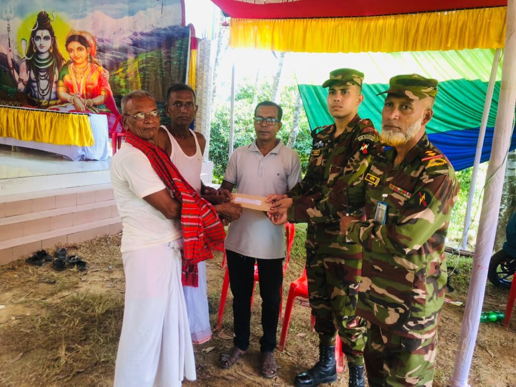 বাঙালহালিয়ায় দুর্গাপূজা উপলক্ষে মন্দির পরিচালনা কমিটিকে সেনাবাহিনীর আর্থিক সহায়তা