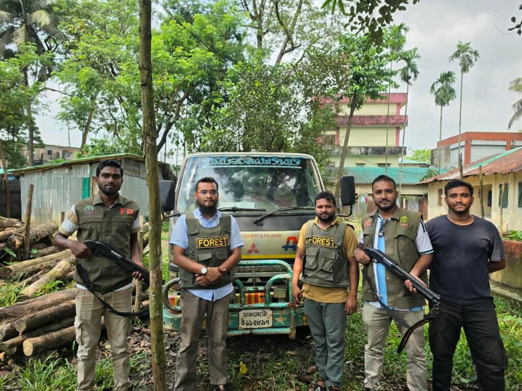 উখিয়ায় দিনদুপুরে পাহাড় কেটে মাটি সরানোর অভিযোগ, ডাম্পার জব্দ