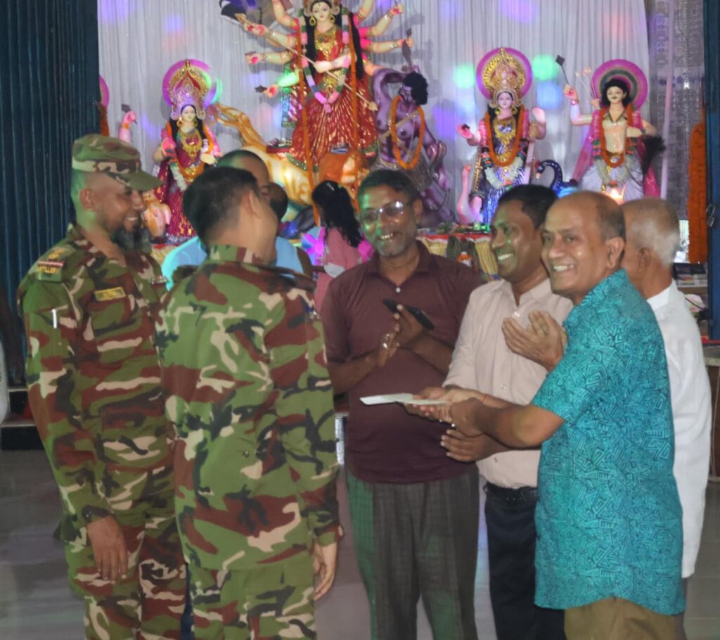 লক্ষীছড়িতে দুর্গাপূজার মণ্ডপ পরিদর্শন, পূজা উদ্‌যাপন কমিটিকে সেনাবাহিনীর সহায়তা