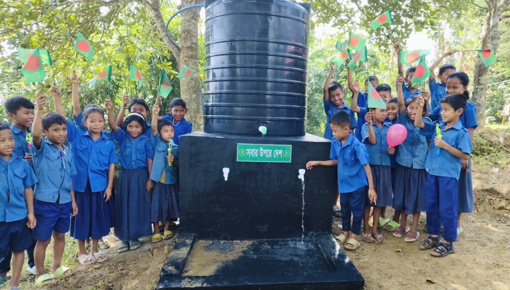 দুর্গম মাগড়াছড়ি প্রাথমিক বিদ্যালয়ে শিক্ষার্থীদের জন্য সুপেয় পানির ট্যাংক স্থাপন করল সেনাবাহিনী