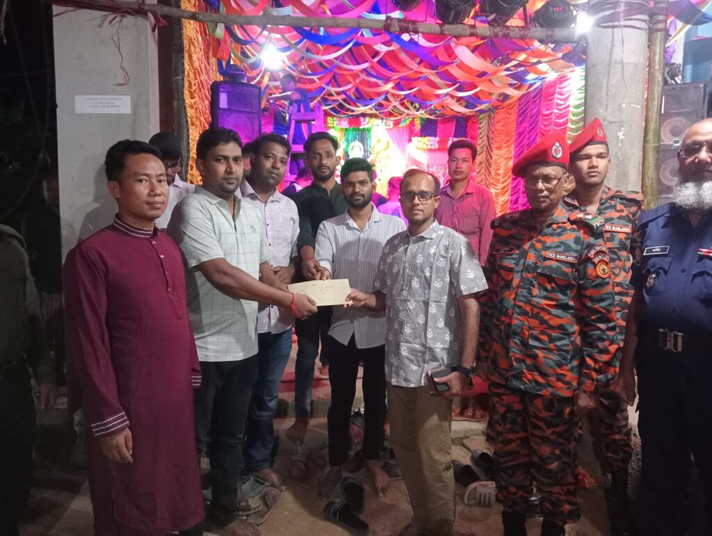 লংগদুতে তিন পূজামণ্ডপ পরিদর্শন, অনুদানের চেক দিলেন ইউএনও