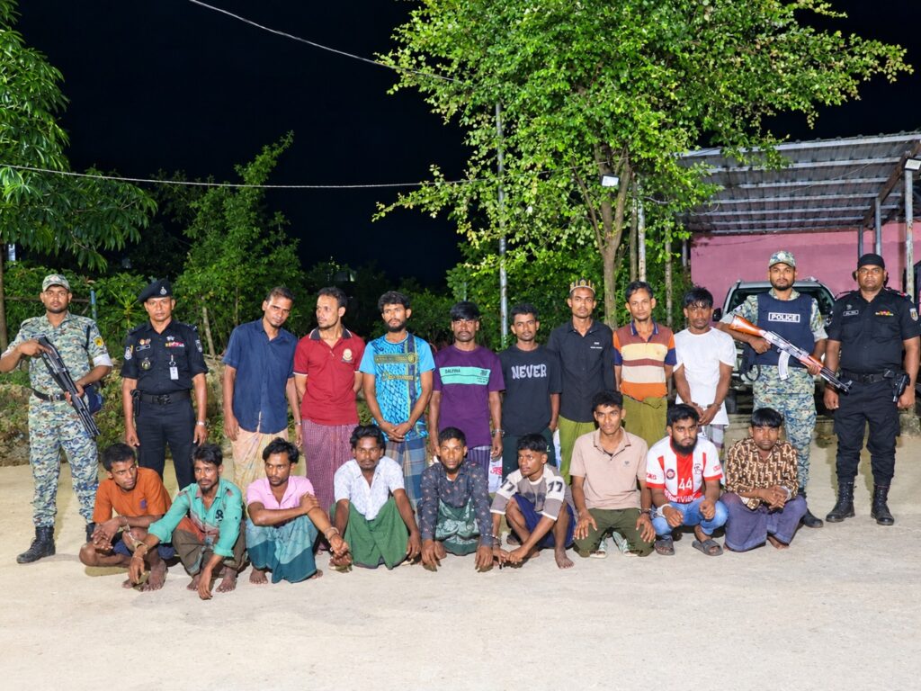 কক্সবাজারের টেকনাফে রোহিঙ্গা শরণার্থী ক্যাম্পগুলোতে বিশেষ যৌথ অভিযান চালিয়ে অনলাইন জুয়া, মাদক সেবন, সরকারি আদেশ অমান্যসহ বিভিন্ন অপরাধে জড়িত থাকার অভিযোগে ১৭ জনকে আটক করা হয়েছে। পরে মোবাইল কোর্টের মাধ্যমে আটক ব্যক্তিদের বিভিন্ন মেয়াদে কারাদণ্ড দেওয়া হয়। রোববার (১৮ অক্টোবর) বেলা আনুমানিক ২টা ৩০ মিনিট থেকে রাত ৭টা ৫০ মিনিট পর্যন্ত ১৬ আর্মড পুলিশ ব্যাটালিয়নের (এপিবিএন) আওতাধীন টেকনাফের বিভিন্ন রোহিঙ্গা ক্যাম্পে একযোগে এ অভিযান পরিচালনা করা হয়। অভিযানে ১৬ এপিবিএন, কক্সবাজার জেলা পুলিশ, জেলা প্রশাসন, স্পেশাল রেসপন্স ব্যাটালিয়ন (এসআরবি), মাদকদ্রব্য নিয়ন্ত্রণ অধিদপ্তর এবং ব্যাটালিয়ন আনসারের মোট ৯০ জন কর্মকর্তা ও সদস্য অংশ নেন। ১৬ এপিবিএন সূত্র জানায়, গোপন সংবাদের ভিত্তিতে ক্যাম্পের বিভিন্ন এলাকায় অভিযান চালানো হয়। এ সময় অনলাইন জুয়া, সরকারি আদেশ অমান্য, মাদক সেবনসহ বিভিন্ন অপরাধে জড়িত থাকার অভিযোগে ১৭ জনকে আটক করা হয়। পরে মোবাইল কোর্টের মাধ্যমে তাঁদের বিভিন্ন মেয়াদে কারাদণ্ড দেওয়া হয়। এর মধ্যে ১৩ জনকে ছয় মাস করে, একজনকে চার মাস, দুজনকে তিন মাস করে এবং একজনকে এক মাসের কারাদণ্ড দেওয়া হয়েছে। এ ছাড়া একটি রিকল মূলে একটি ওয়ারেন্টও নিষ্পত্তি করা হয়েছে বলে জানিয়েছে সংশ্লিষ্ট কর্তৃপক্ষ। অভিযান শেষে আটক ব্যক্তিদের বিরুদ্ধে প্রয়োজনীয় আইনানুগ ব্যবস্থা গ্রহণ করে টেকনাফ থানায় হস্তান্তর করা হয়েছে। ১৬ এপিবিএন কর্তৃপক্ষ জানিয়েছে, টেকনাফের রোহিঙ্গা ক্যাম্পগুলোতে আইনশৃঙ্খলা পরিস্থিতি স্বাভাবিক রাখা, অপরাধমূলক কর্মকাণ্ড নিয়ন্ত্রণ এবং অপরাধীদের বিরুদ্ধে কার্যকর ব্যবস্থা নিতে এ ধরনের যৌথ অভিযান অব্যাহত থাকবে। বিষয়টি নিশ্চিত করেছেন ১৬ এপিবিএনের অধিনায়ক অতিরিক্ত ডিআইজি কাউছার সিকদার।