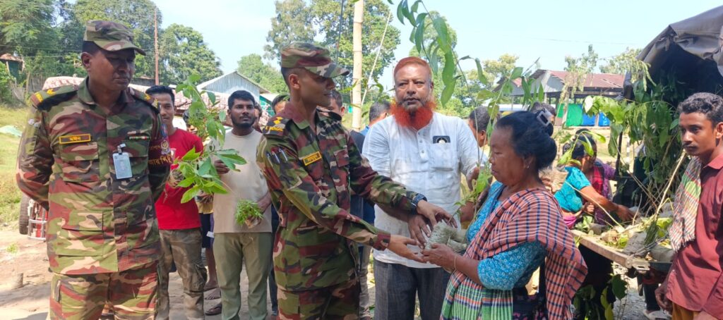 বাঘাইহাট সেনা জোনের উদ্যোগে পাহাড়ি-বাঙালি পরিবারে গাছের চারা বিতরণ