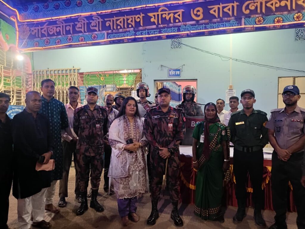 পরিবার নিয়ে দীঘিনালার পূজামণ্ডপে ৭ বিজিবি অধিনায়ক, নিরাপত্তা নিয়ে সন্তোষ প্রকাশ