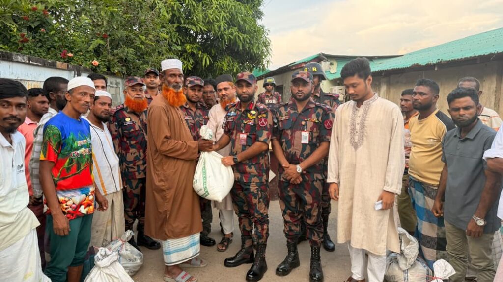 মাছ ধরায় নিষেধাজ্ঞা, টেকনাফে ক্ষতিগ্রস্ত ১০০ জেলেকে বিজিবির খাদ্যসহায়তা