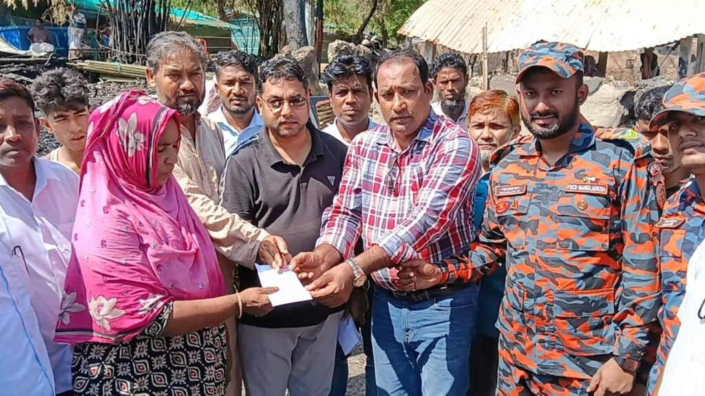 কুতুবদিয়ায় আগুনে ক্ষতিগ্রস্ত ১৩ পরিবারের পাশে কোস্ট ফাউন্ডেশন