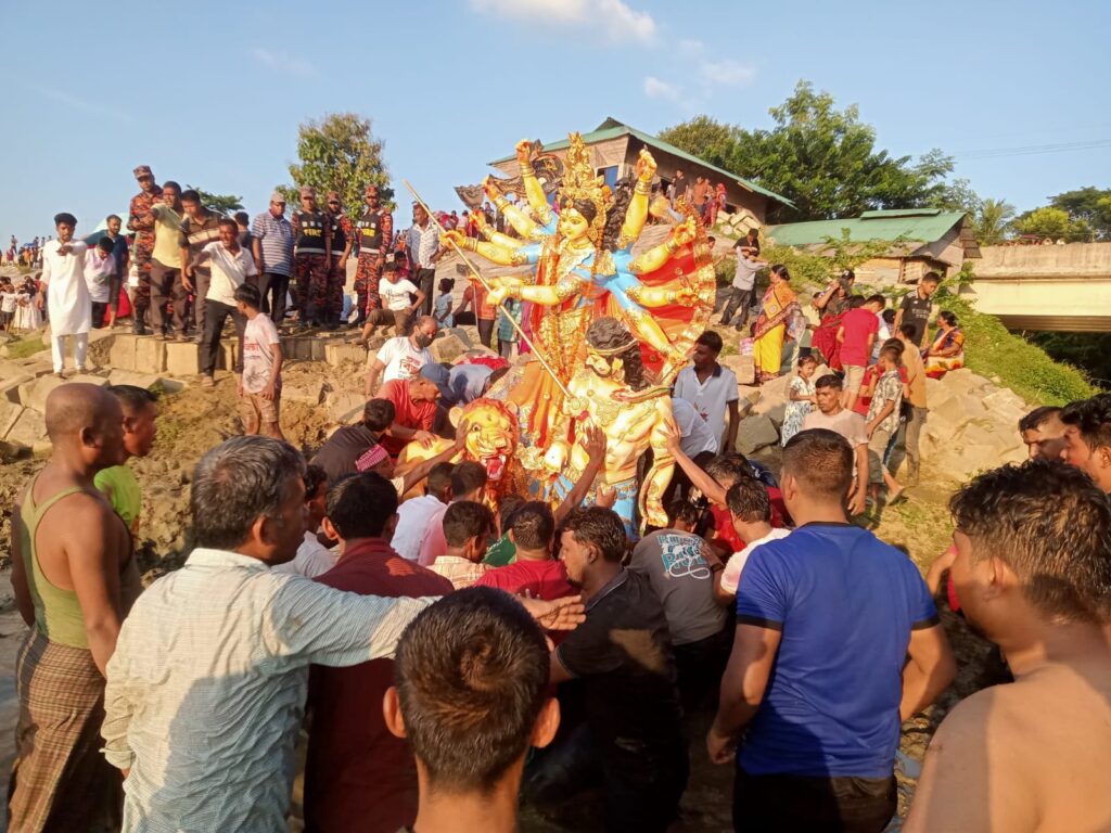 চেঙ্গী নদীতে প্রতিমা বিসর্জনে শেষ হলো পানছড়ির দুর্গোৎসব