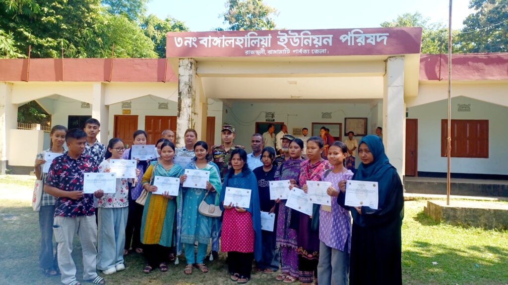 বাঙ্গালহালিয়ায় সেনাবাহিনীর উদ্যোগে তাঁতশিল্প প্রশিক্ষণ সম্পন্ন, সনদ পেলেন ২০ জন