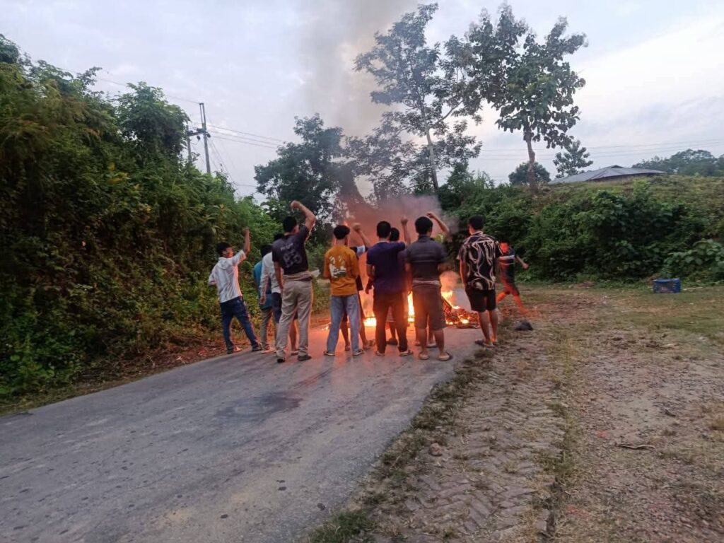 তৃতীয়বারের মতো রাঙামাটির বাঘাইছড়ি-সাজেক সড়কে চলছে অবরোধ, বিপাকে পর্যটকরা