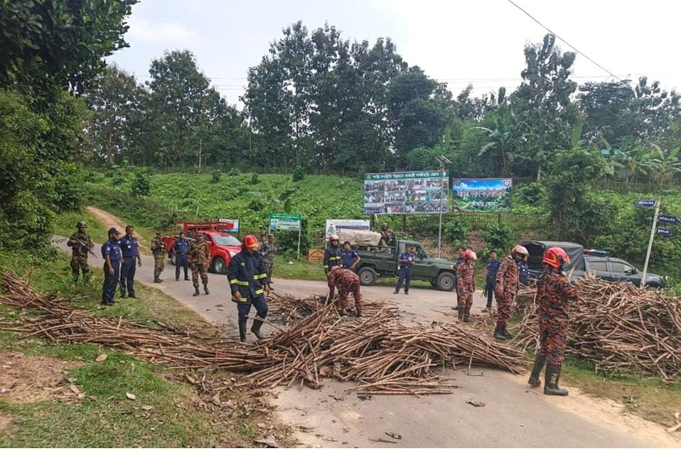 সন্ত্রাসী গ্রুপের অবরোধের পর লক্ষ্মীছড়ি জোন ও স্থানীয় প্রশাসনের যৌথ উদ্যোগে বাধা মুক্ত সড়ক, স্বস্তিতে সাধারণ মানুষ