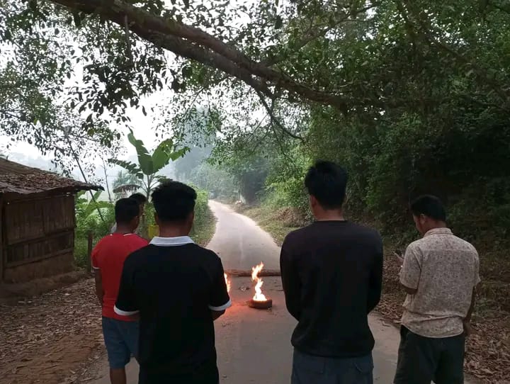 নানিয়ারচরে বেশির ভাগ এলাকায় যান চলাচল স্বাভাবিক, ১৭ মাইলে অবরোধের নামে প্রতিবন্ধকতা