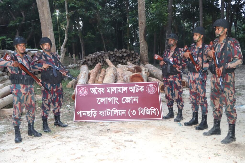 পানছড়ি সীমান্তে বিজিবির অভিযানে ৩২৮ ঘনফুট কাঠ জব্দ