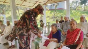রামগড়ে অসহায় মানুষের পাশে দাঁড়াল ৪৩ বিজিবি, ঢেউটিন ও চিকিৎসা সহায়তা বিতরণ