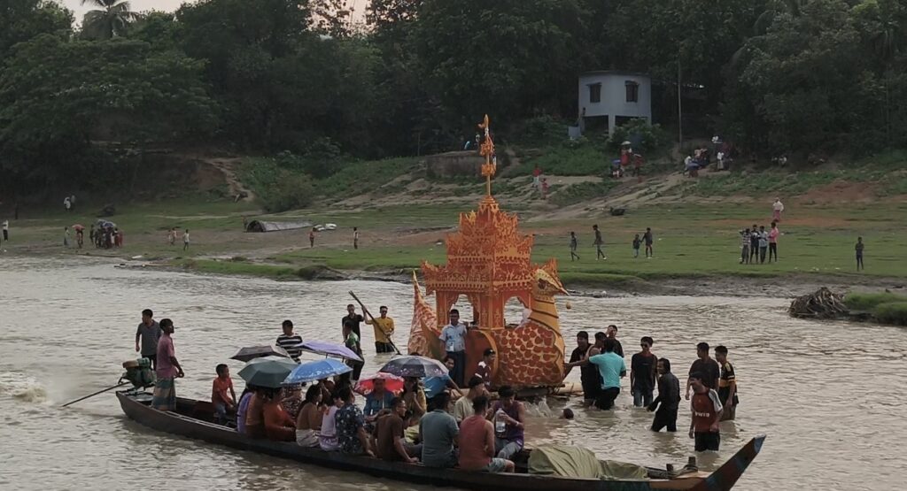 মাতামুহুরীর বুকে কল্পজাহাজ, তীরে সম্প্রীতির ঢেউ—আলীকদমে ওয়াগ্যাই পোয়েঃ উৎসব