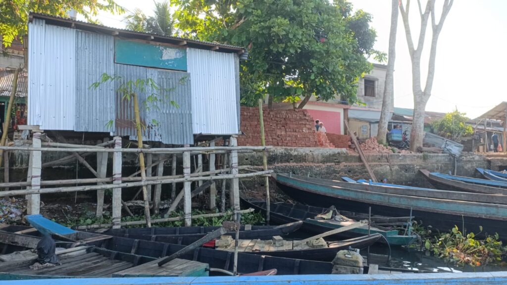 নানিয়ারচর লঞ্চঘাটে কাপ্তাই লেকের পাড় দখলের অভিযোগ, নৌযান ভেড়াতে ভোগান্তি