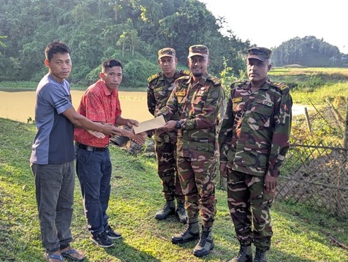 লংগদুতে কঠিন চীবর দান উপলক্ষে বৌদ্ধ বিহারে সেনাবাহিনীর আর্থিক সহায়তা