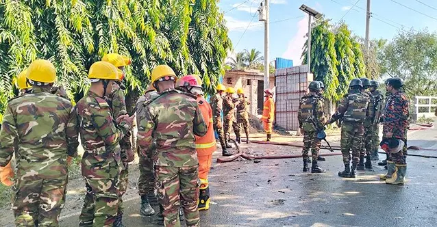 টিউবওয়েল বসাতে জ্বলে ওঠা আগুন নেভেনি, নিয়ন্ত্রণে সেনাবাহিনী