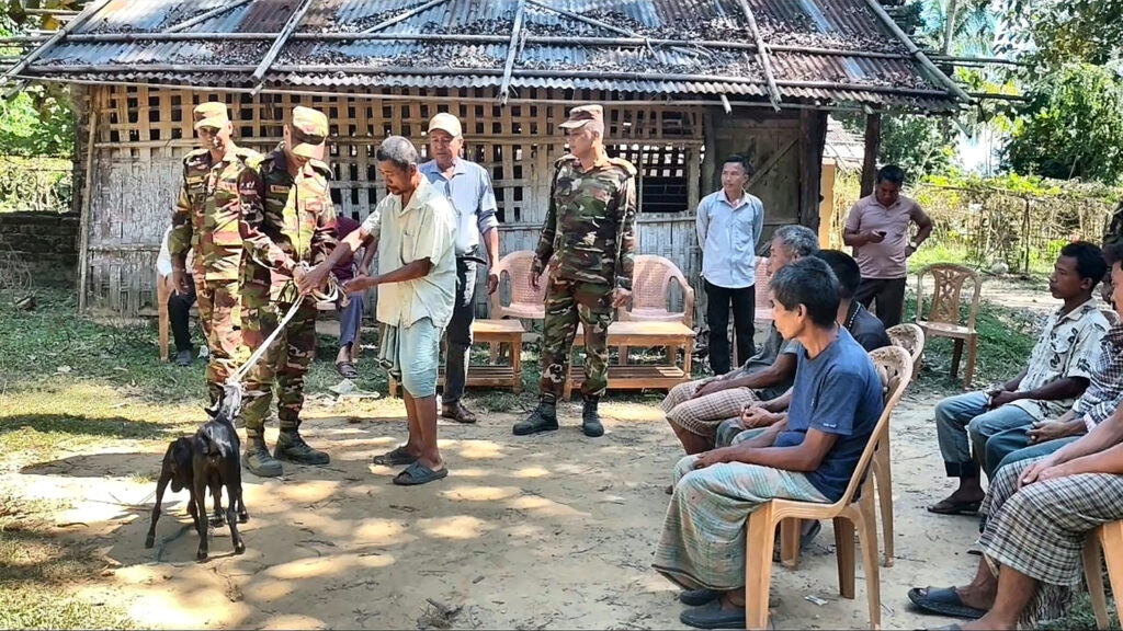 দুর্গম পাহাড়ে ৭ অসহায় পরিবারের হাতে জীবিকার অবলম্বন তুলে দিল সেনাবাহিনীর দীঘিনালা জোন