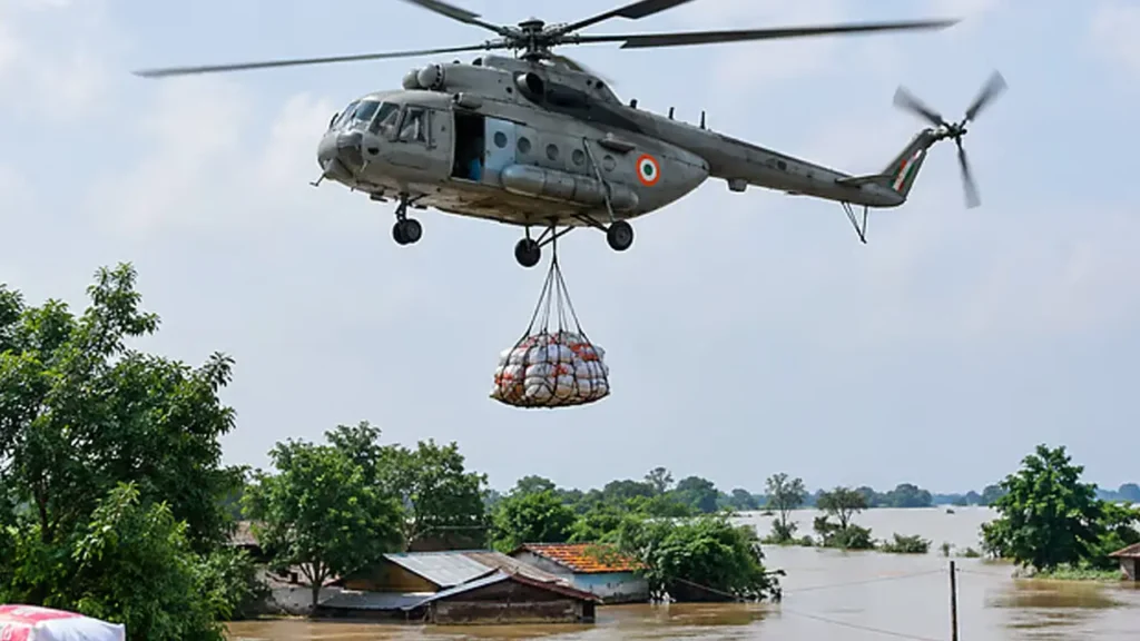 ভারতে বিমানবাহিনীর হেলিকপ্টার থেকে ফেলা ত্রাণ মাথায় পড়ে বৃদ্ধ নিহত