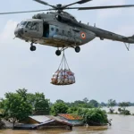 ভারতে বিমানবাহিনীর হেলিকপ্টার থেকে ফেলা ত্রাণ মাথায় পড়ে বৃদ্ধ নিহত