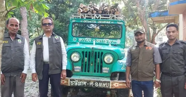 ফটিকছড়িতে কাঠবোঝাই চাঁদের গাড়ি জব্দ, বন আইনে মামলা