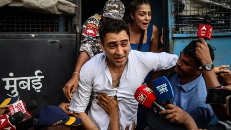 বিক্ষোভে অংশ নেওয়ার পর অভিনেতা ইমরান খানকে ভারত ছাড়ার নির্দেশ