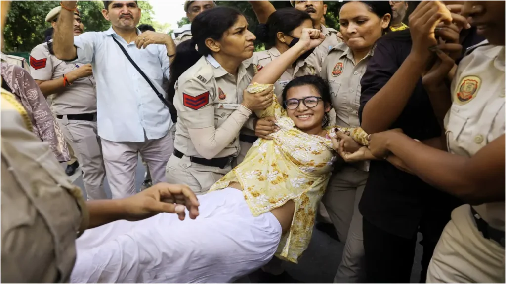 নির্বাচন কমিশনের প্রধানের পদত্যাগের দাবিতে ভারতে ব্যাপক বিক্ষোভ