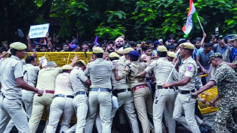 দিল্লিতে ককরোচ পার্টির বিক্ষোভ, পুলিশকে ‘ঝড়ের’ জন্য তৈরি থাকার নির্দেশনা
