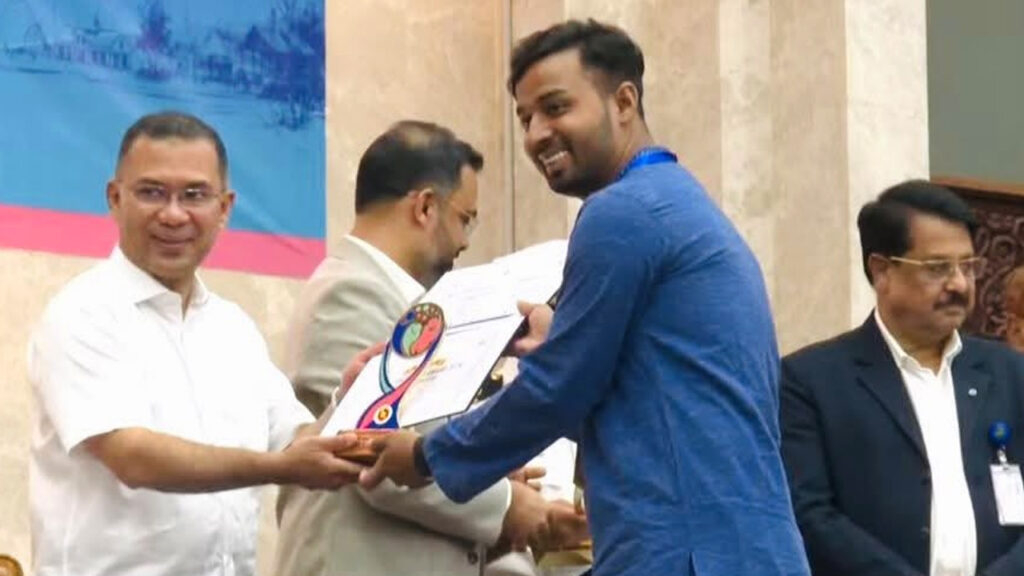 রাঙামাটির সাইমুনের হাতে প্রধানমন্ত্রীর রাষ্ট্রীয় সম্মাননা